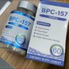 BPC-157 5mg Vial mit lyophilisiertem Pulver, hochreines Peptid für Laboruntersuchungen in einer Glasampulle mit blauem Verschluss.