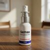 Semax Nasenspray-Flasche zur kognitiven Steigerung und Neuroprotektion auf medizinischem Hintergrund.