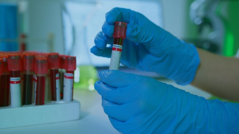 Wissenschaftliche Grafik zu Peptide muskelaufbau erfahrungen und zellulärer Proteingenerierung im Labor.