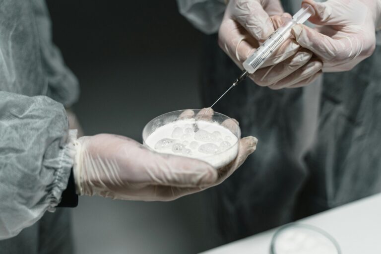 Steriel flacon met gevriesdroogd poeder in de catalogus voor online peptiden kopen met HPLC-garantie.