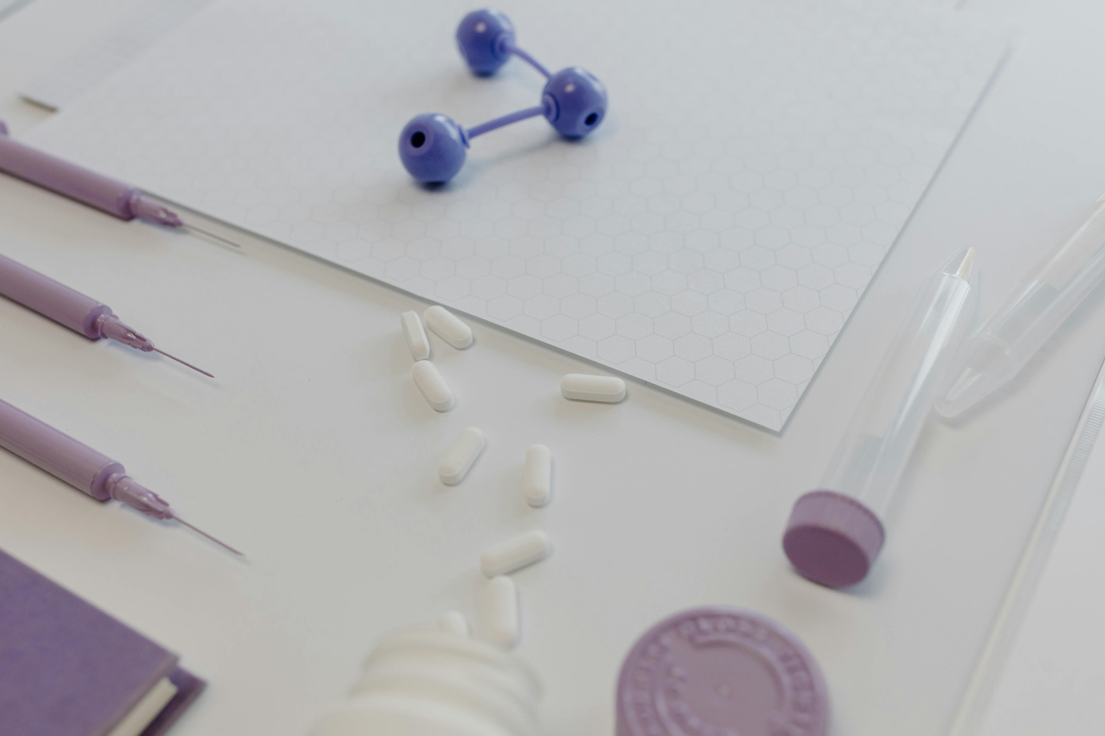 Een glazen flacon met het karakteristieke blauwe ghk cu peptide poeder voor laboratoriumonderzoek.